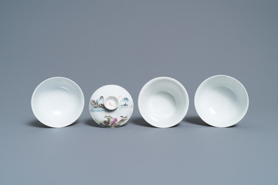 Un bol couvert en porcelaine de Chine famille rose et deux bols &agrave; d&eacute;cor de papillons, marque de Jingdezhen, R&eacute;publique