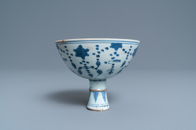 Un bol sur piedouche en porcelaine de Chine en bleu et blanc, Ming