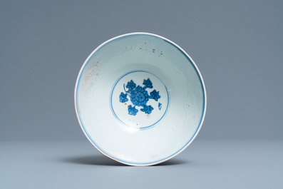 Un bol sur piedouche en porcelaine de Chine en bleu et blanc, Ming