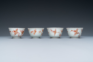 Quatre tasses et soucoupes en porcelaine de Chine en rouge de fer et dor&eacute; &agrave; d&eacute;cor d'un homme et d'une femme &agrave; table, Kangxi