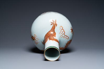 Un vase de forme 'tianqiu ping' en porcelaine de Chine famille verte &agrave; d&eacute;cor appliqu&eacute; d'un dragon et de carpes, marque de Qianlong, 19&egrave;me