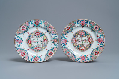 Une paire d'assiettes en porcelaine de Chine famille rose &agrave; d&eacute;cor des 'Hehe Er Xian', Qianlong