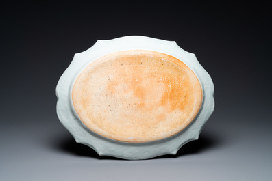 Une paire de plats de forme ovale en porcelaine de Chine famille rose, Qianlong