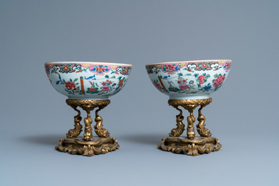 Une paire de bols en porcelaine de Chine famille rose sur socle en bronze dor&eacute; et une chope &agrave; d&eacute;cor mandarin, Qianlong