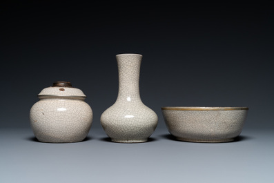 A Chinese ge-type crackle-glazed vase, a bowl and a water pipe, 18/19th C.