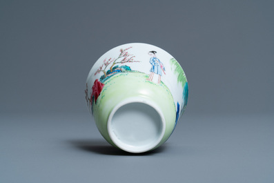 Une tasse et soucoupe en porcelaine de Chine famille rose, Yongzheng