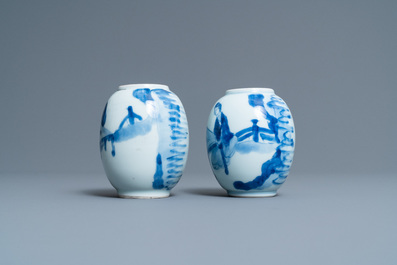 Twee Chinese blauw-witte theebussen, Kangxi