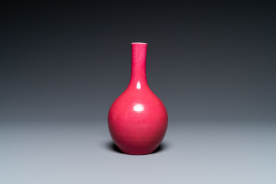 Un vase de forme bouteille en porcelaine de Chine rouge de rubis monochrome, Qing