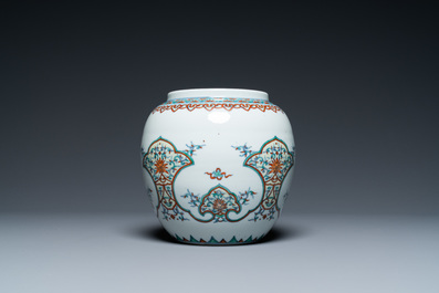 Une jarre en porcelaine de Chine doucai, marque et &eacute;poque de Yongzheng, R&eacute;publique