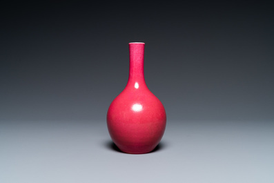 Un vase de forme bouteille en porcelaine de Chine rouge de rubis monochrome, Qing