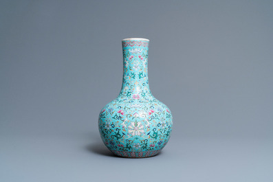 Een Chinese flesvormige famille rose vaas met turquoise fondkleur, Qianlong merk, 19e eeuw