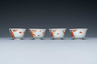 Quatre tasses et soucoupes en porcelaine de Chine en rouge de fer et dor&eacute; &agrave; d&eacute;cor d'un homme et d'une femme &agrave; table, Kangxi