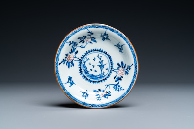 Une tasse et soucoupe en porcelaine de Chine en bleu, blanc et rouge de cuivre, Kangxi