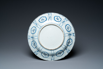 Un plat en porcelaine de Chine de type kraak &agrave; d&eacute;cor d'une jardini&egrave;re, Wanli