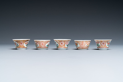 Une collection d'objets &agrave; th&eacute; en porcelaine de Chine famille rose, Yongzheng/Qianlong