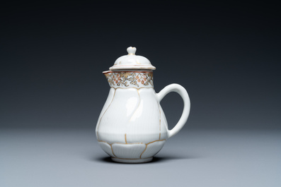 Quatre tasses et soucoupes et une verseuse couverte en porcelaine de Chine en rouge de fer et dor&eacute;, Yongzheng/Qianlong