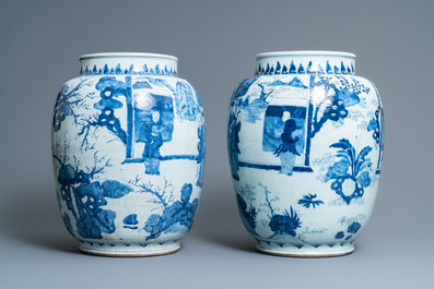 Trois grands vases en porcelaine de Chine en bleu et blanc, &eacute;poque Transition