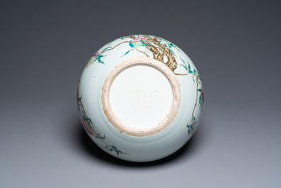 Un vase de forme 'tianqiu ping' en porcelaine de Chine famille rose &agrave; d&eacute;cor de neuf p&ecirc;ches, marque de Qianlong, 19&egrave;me