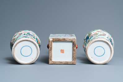 Un vase de forme carr&eacute;e en porcelaine de Chine qianjiang cai et une paire en porcelaine de Samson, 19&egrave;me