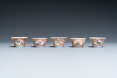 Een collectie Chinees famille rose theegoed, Yongzheng/Qianlong