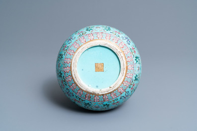 Een Chinese flesvormige famille rose vaas met turquoise fondkleur, Qianlong merk, 19e eeuw