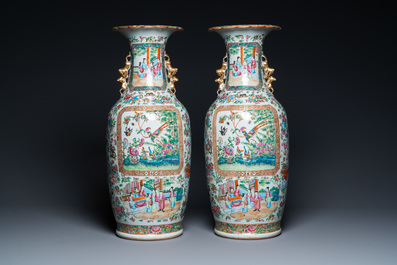 Une paire de vases en porcelaine de Chine famille rose de Canton, 19&egrave;me