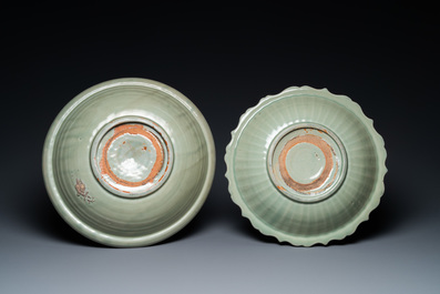 Twee Chinese Longquan celadon schotels met onderglazuur decor, Ming