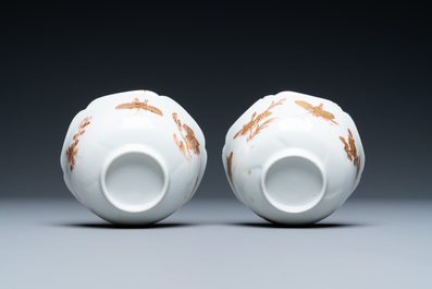 Trois soucoupes et deux tasses en porcelaine de Chine en rouge de fer et dor&eacute; &agrave; d&eacute;cor de papillons, Yongzheng