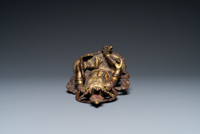 Une figure de Jambhala en bronze partiellement dor&eacute; au dos inscrit, Sino-Tibet, 19&egrave;me