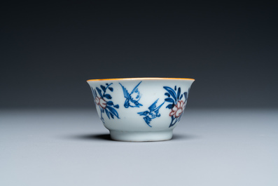 Une tasse et soucoupe en porcelaine de Chine en bleu, blanc et rouge de cuivre, Kangxi