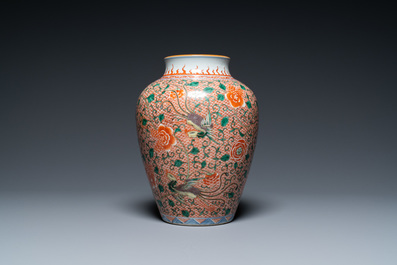 A Chinese wucai 'phoenixes' vase, 19th C.