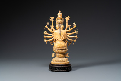Une grande figure d'Avalokitesvare en ivoire sculpt&eacute;, Chine, 19&egrave;me