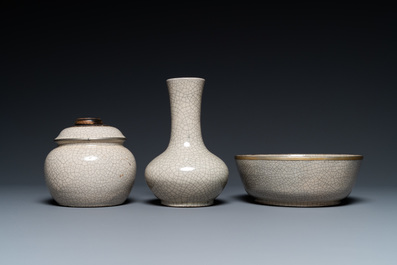 A Chinese ge-type crackle-glazed vase, a bowl and a water pipe, 18/19th C.