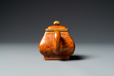 Een Chinese 'faux-bois' theepot met deksel, Qianlong merk, Republiek