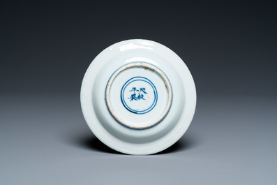 Een Chinees blauw-wit bordje met chrysanten en een gedicht, Tianqi merk en periode
