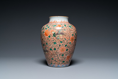 Un vase en porcelaine de Chine wucai &agrave; d&eacute;cor de ph&eacute;nix, 19&egrave;me