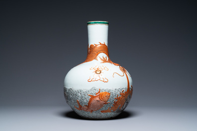 Un vase de forme 'tianqiu ping' en porcelaine de Chine famille verte &agrave; d&eacute;cor appliqu&eacute; d'un dragon et de carpes, marque de Qianlong, 19&egrave;me