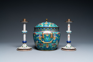 Een Chinese cloisonn&eacute; dekselkom en een paar kandelaars, 19/20e eeuw