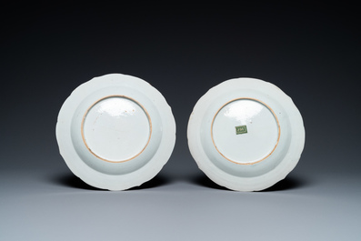 Une paire d'assiettes en porcelaine de Chine famille rose &agrave; d&eacute;cor d&rsquo;un cornac sur son &eacute;l&eacute;phant, Qianlong