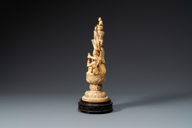 Une grande figure d'Avalokitesvare en ivoire sculpt&eacute;, Chine, 19&egrave;me