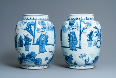 Drie grote Chinese blauw-witte vazen met figuren in een landschap, Transitie periode