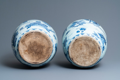 Trois grands vases en porcelaine de Chine en bleu et blanc, &eacute;poque Transition