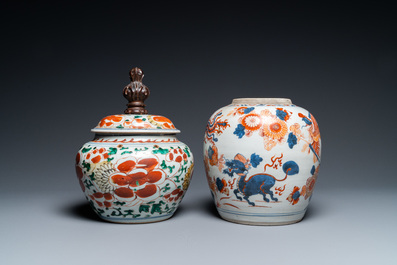 Un pot en porcelaine de Chine de style Imari et un bol couvert en wucai, Kangxi et &eacute;poque Transition