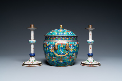 Een Chinese cloisonn&eacute; dekselkom en een paar kandelaars, 19/20e eeuw