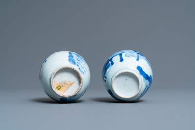Twee Chinese blauw-witte theebussen, Kangxi