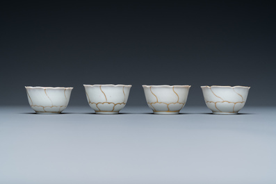 Quatre tasses et soucoupes et une verseuse couverte en porcelaine de Chine en rouge de fer et dor&eacute;, Yongzheng/Qianlong