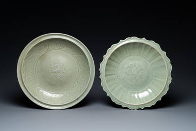 Twee Chinese Longquan celadon schotels met onderglazuur decor, Ming