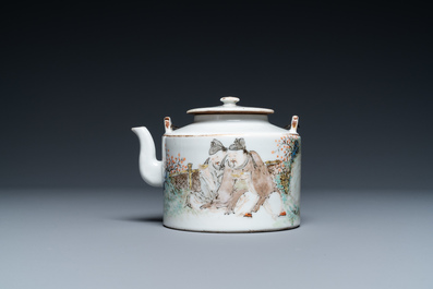 A Chinese qianjiang cai teapot and cover, 19/20th C.