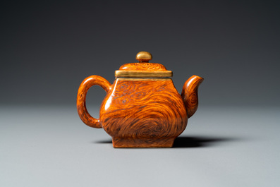 Een Chinese 'faux-bois' theepot met deksel, Qianlong merk, Republiek