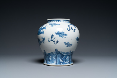 Un vase en porcelaine de Chine en bleu et blanc &agrave; d&eacute;cor de d'un dragon, 19&egrave;me